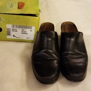 NAOT Dream black clogs in size 40